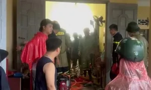 Cứu sống bé gái bị đất đá vùi lấp gần 3 tiếng Cứu sống bé gái bị đất đá vùi lấp gần 3 tiếng