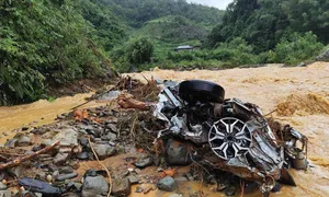 Tìm thấy 21 thi thể quanh vị trí xe khách 29 chỗ bị lũ cuốn trôi Tìm thấy 21 thi thể quanh vị trí xe khách 29 chỗ bị lũ cuốn trôi