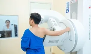 Nam giới đau ngực có phải do ung thư vú?