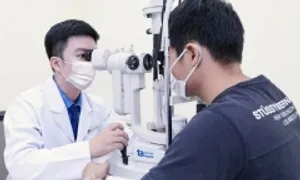 Xử trí thế nào khi dịch tiết bọ xít bắn vào mắt?